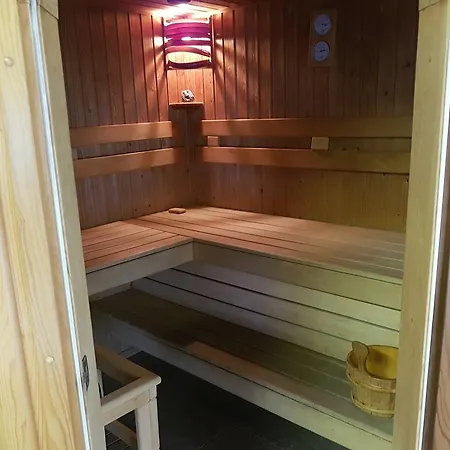 Prázdninový dům - Jr. Poolparty Velence